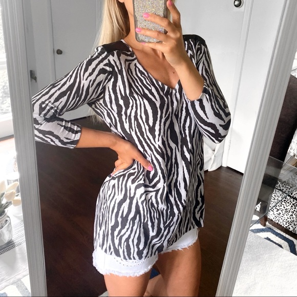 π¦ HM ZEBRA PRINT VNECK LIGHT LOOSE SWEATER! - Picture 2 of 10